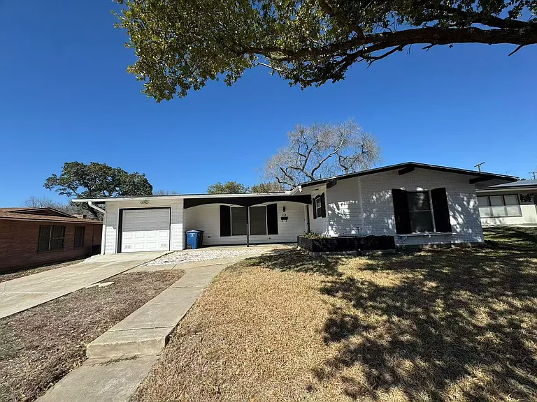 215 Montfort Dr — Photo 1