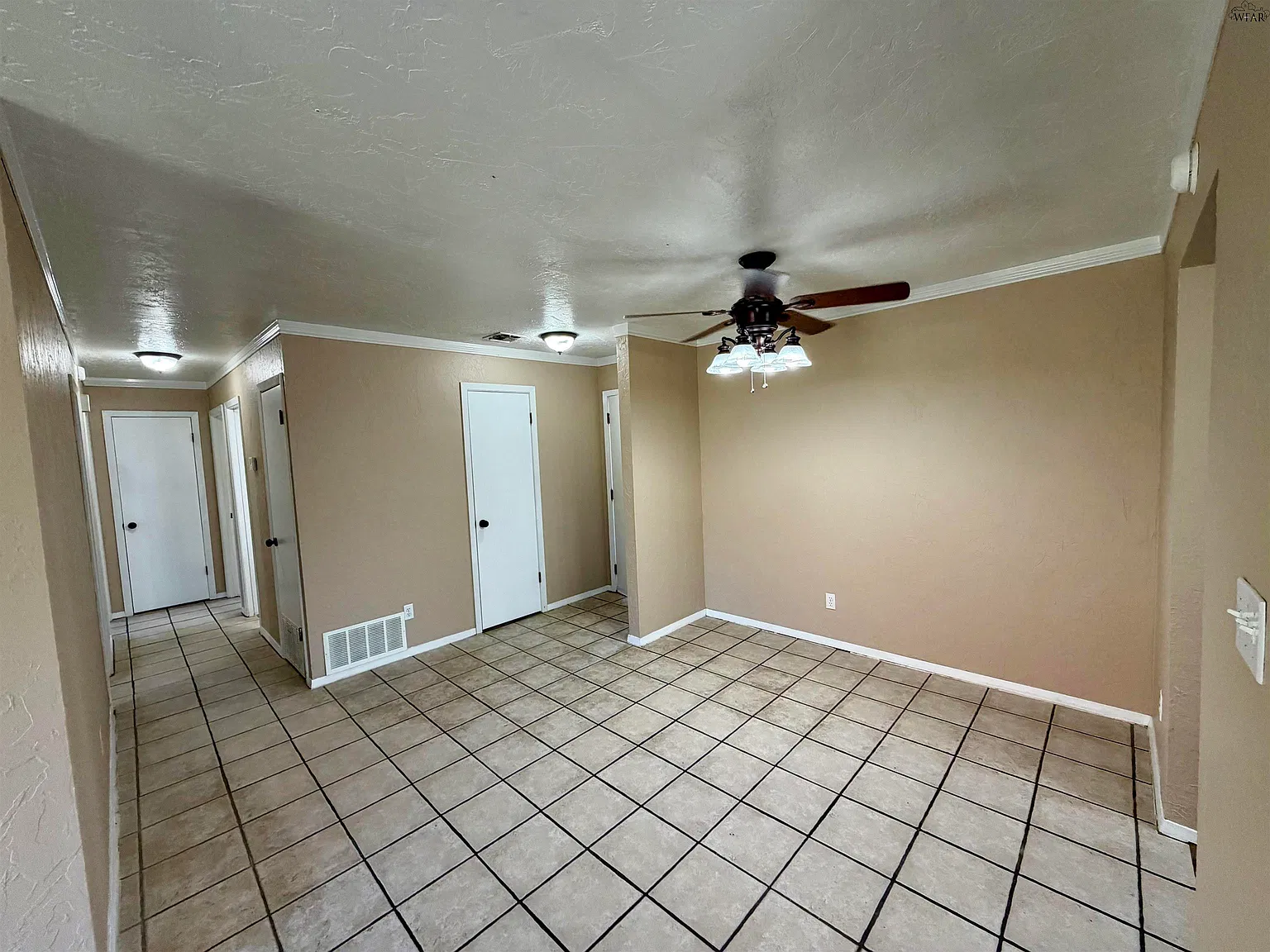 3 bed, 2.0 bath, 1132 sqft, $1,700 — Photo 3