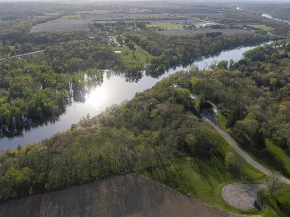 1 Bunny Trail #1, Janesville, WI 53545