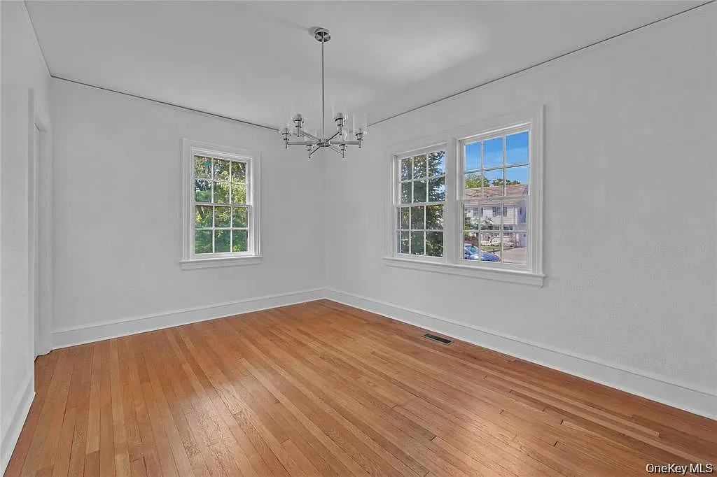 3 bed, 2.0 bath, 1587 sqft, $5,900 — Photo 3