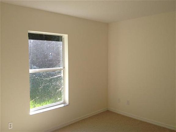 5th image of 8 Sea Brook Pl