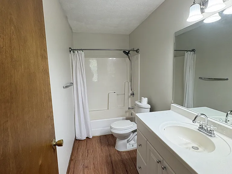 801 Valerie Ln — Photo 6