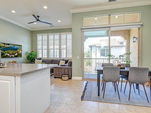 A light and bright open space with living room, dining room and the kitchen.