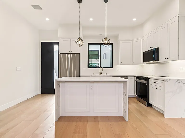 8010 Lloyd Ave — Photo 5