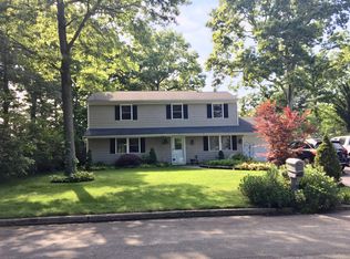 35 Ridge Haven Dr, Ridge, NY 11961