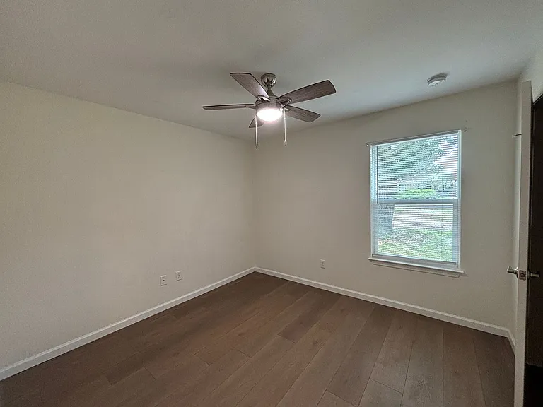 1379 Stratford Ave — Photo 15
