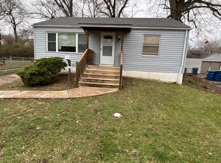 8200 Canyon Dr, Saint Louis, MO 63134