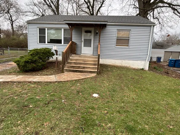 8200 Canyon Dr, Saint Louis, MO 63134