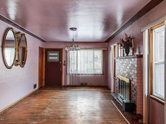 2nd image of 61 Boyd St