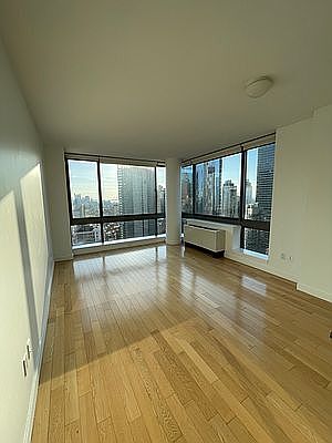 3rd image of 9 W 31st St APT 19F