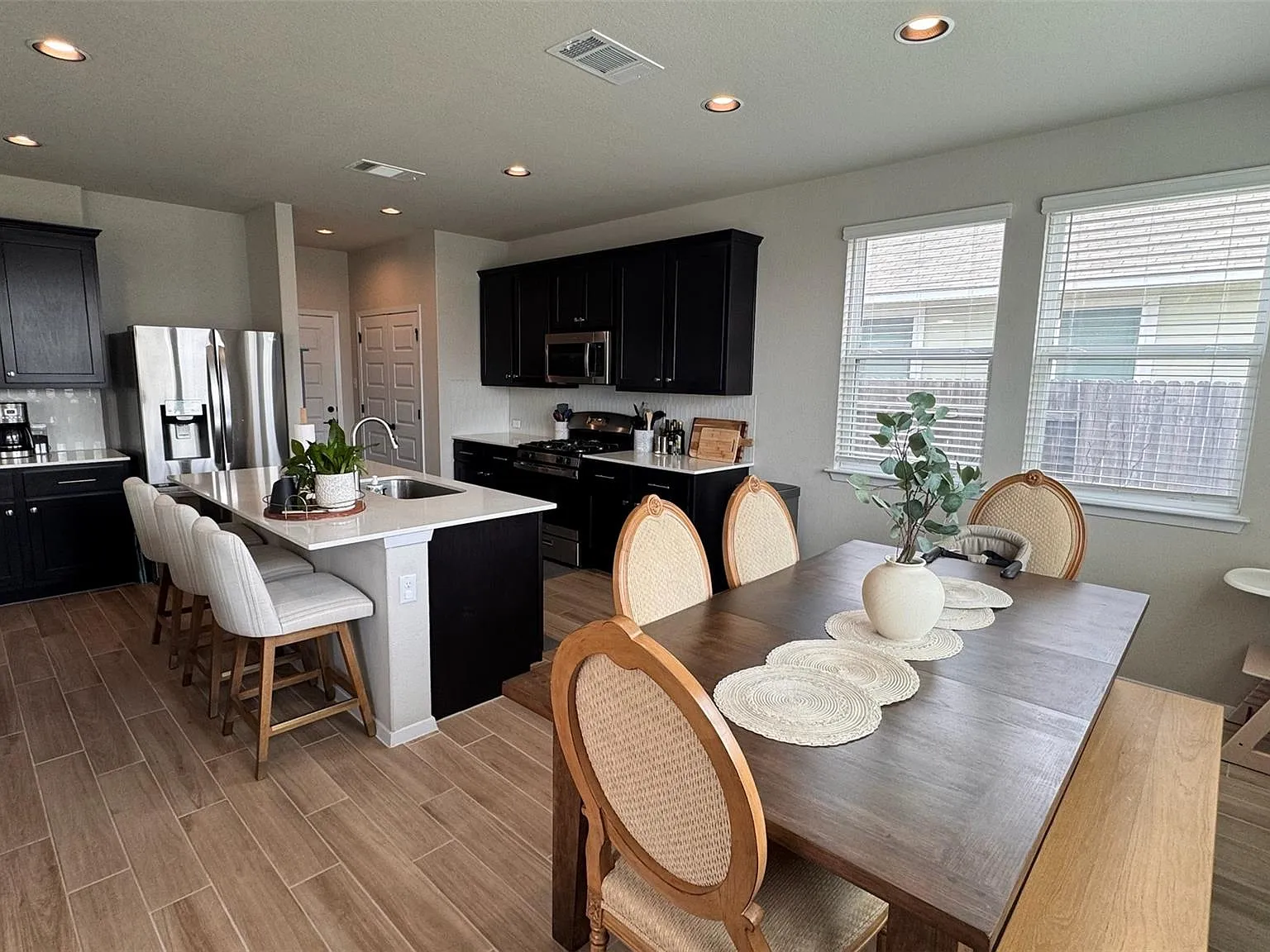 3 bed, 2.5 bath, 1840 sqft, $2,100 — Photo 2