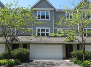 28 River Bend Pl, Chaska, MN 55318