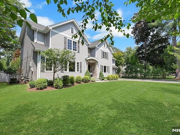 4th image of 84 Le Clerc Ave