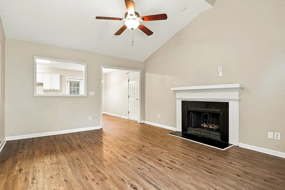 3 bed, 2.0 bath, 1246 sqft, $1,990 — Photo 3