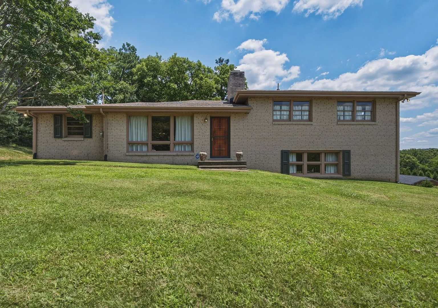 Welcome to a rare opportunity to experience authentic mid-century modern living in one of Nashvil... — Photo 1