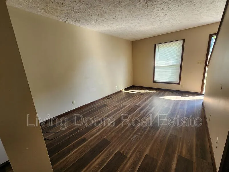 3 bed, 2.0 bath, $1,085 — Photo 4