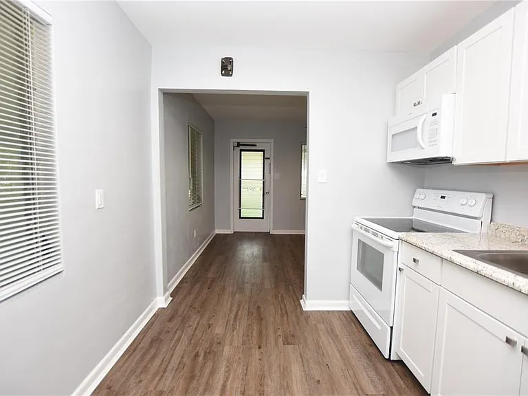 2445 Lakeview St — Photo 4