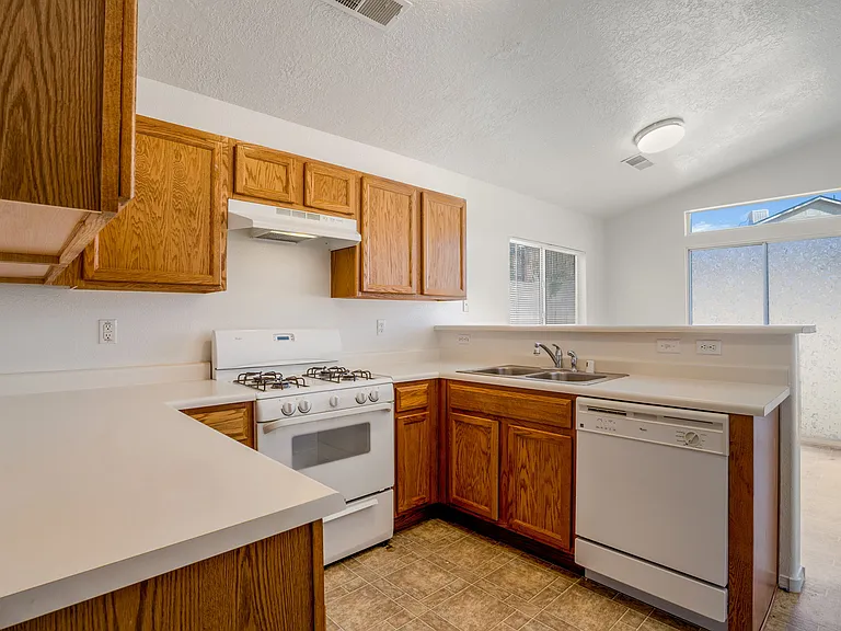 4705 Chow Ct NE — Photo 11
