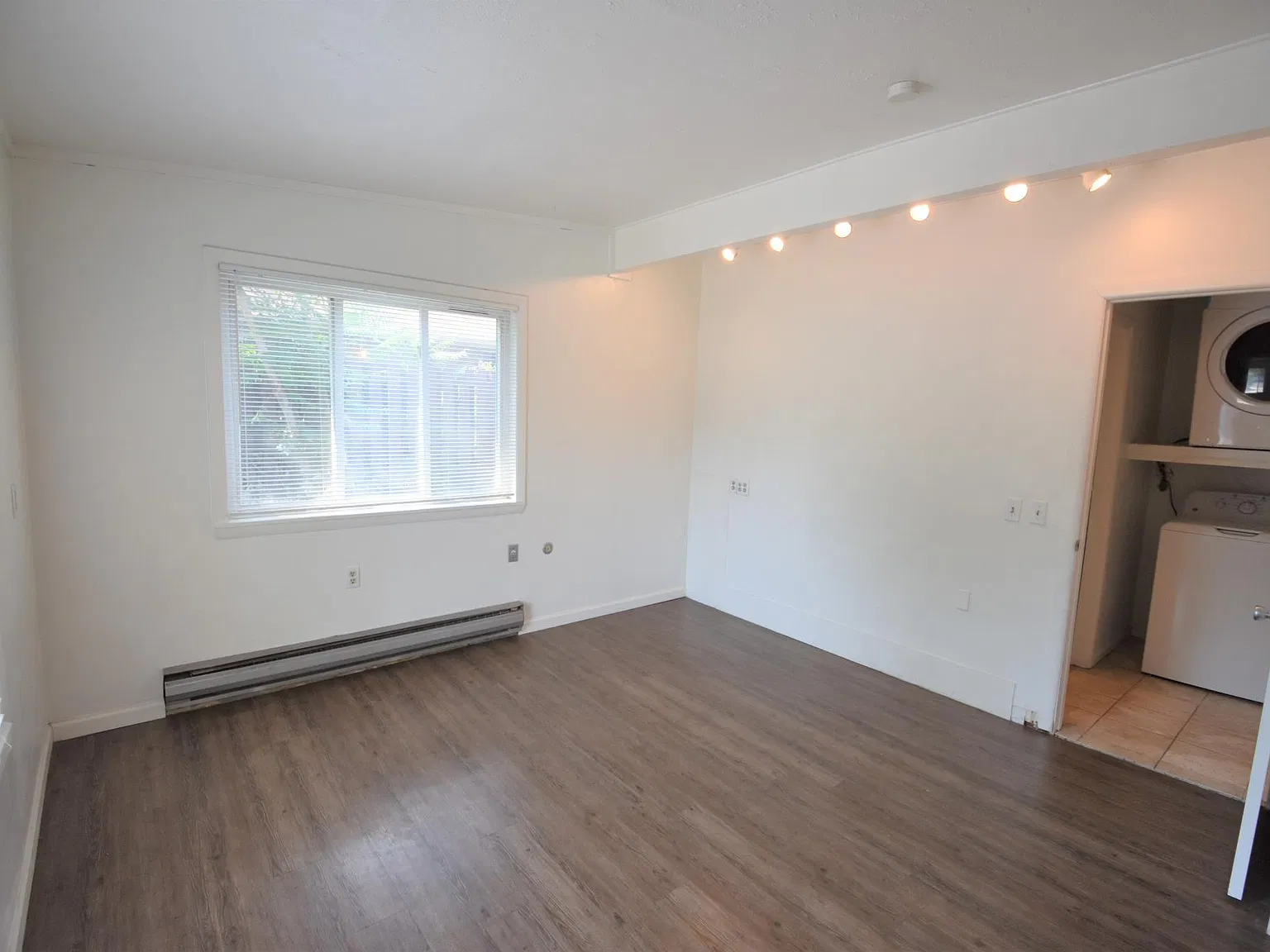 4 bed, 2.5 bath, 1400 sqft, $4,960 — Photo 4