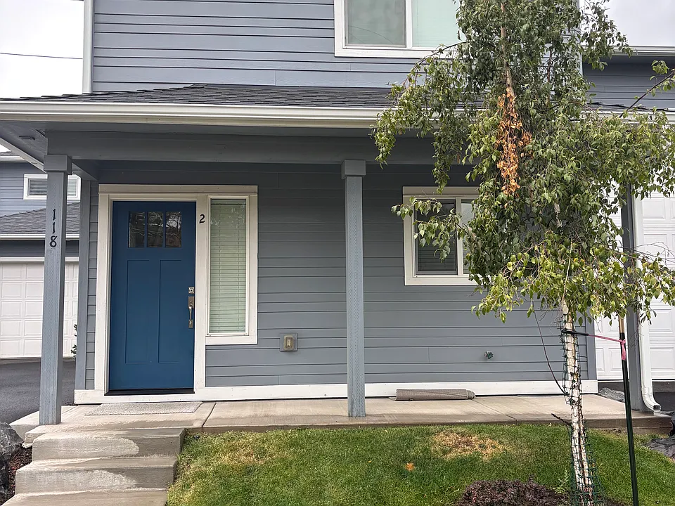 118 NW Thurston Ave #2