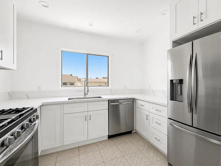 337 S Rexford Dr #3 — Photo 3