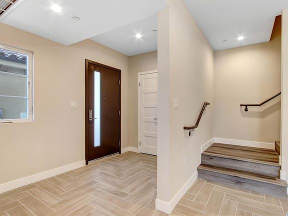 4th image of 2218 Montrose Ave #A