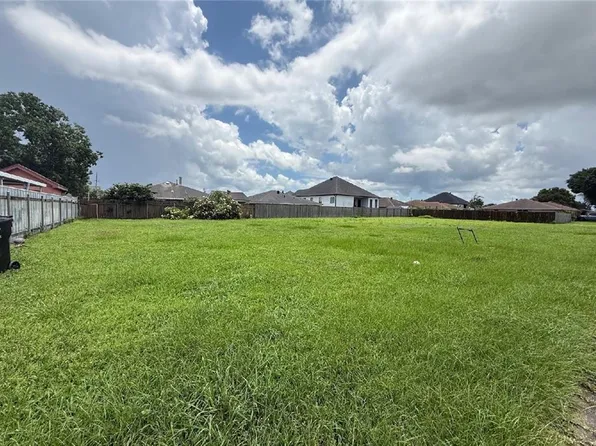 3501 Decomine St, Chalmette, LA 70043