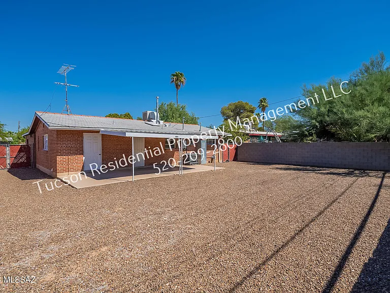 826 E Water St — Photo 39