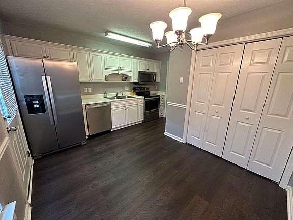 5th image of 554 Edgecliff Ln