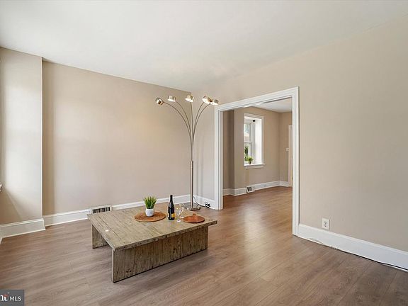 4th image of 411 Leverington Ave