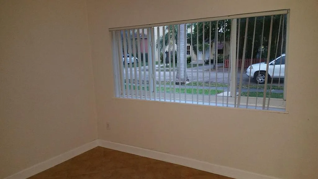 3 bed, 880 sqft, $2,500 — Photo 2