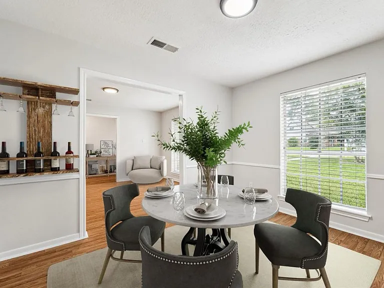 1319 Forsythe Ln — Photo 2