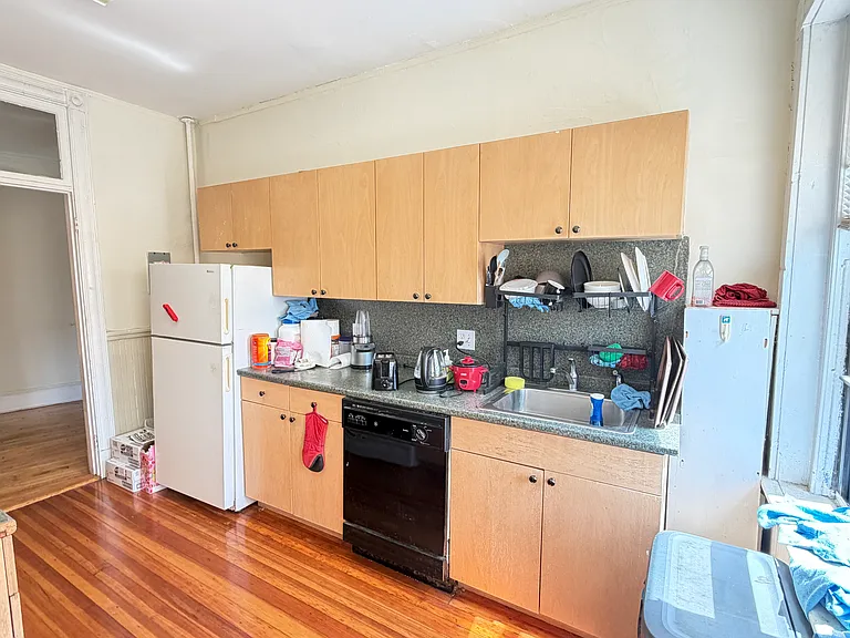 100 Linden St #9 — Photo 3