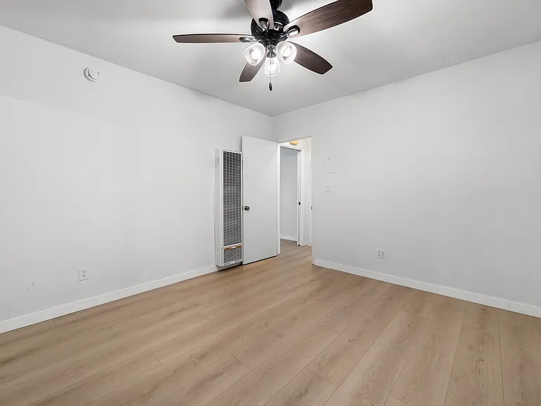 147 N La Peer Dr #6 — Photo 15