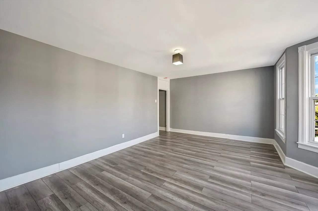 128 E Broad St — Photo 1
