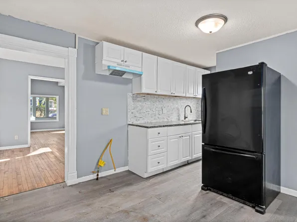 1098 Woodbridge St, Saint Paul, MN 55117