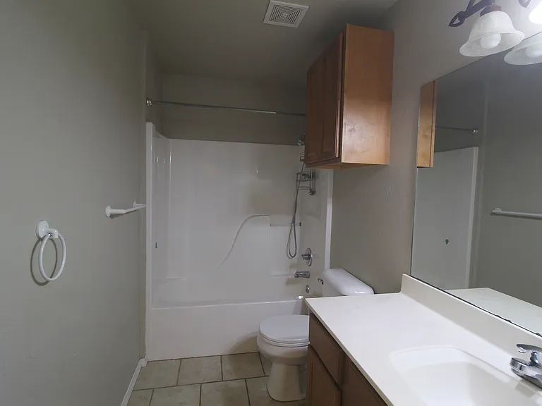 911 Lauren Ln — Photo 15