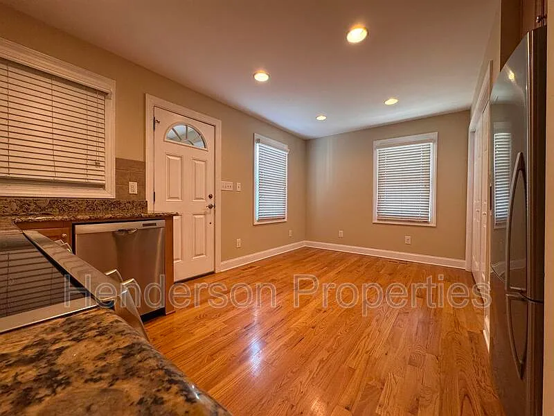 2 bed, 1.0 bath, 841 sqft, $1,485 — Photo 3