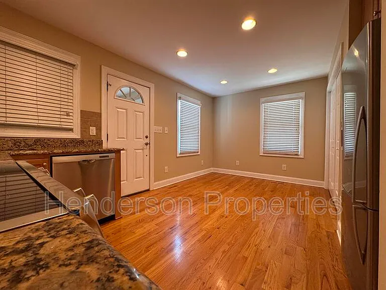 712 Hunter St — Photo 3
