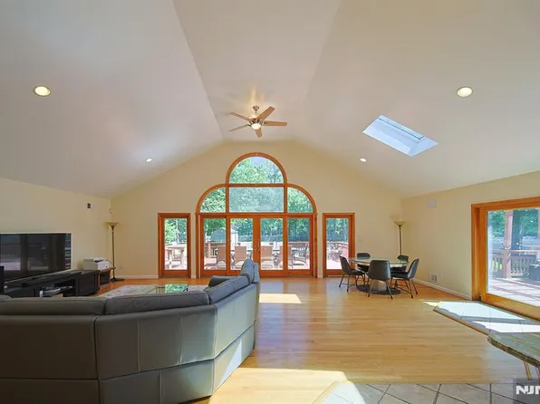 820 Westwood Ave, River Vale, NJ 07675