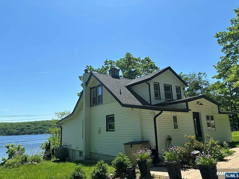 677 Warwick Tpke — Photo 1