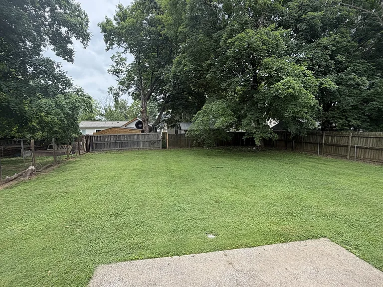 1257 Windsor Dr — Photo 4