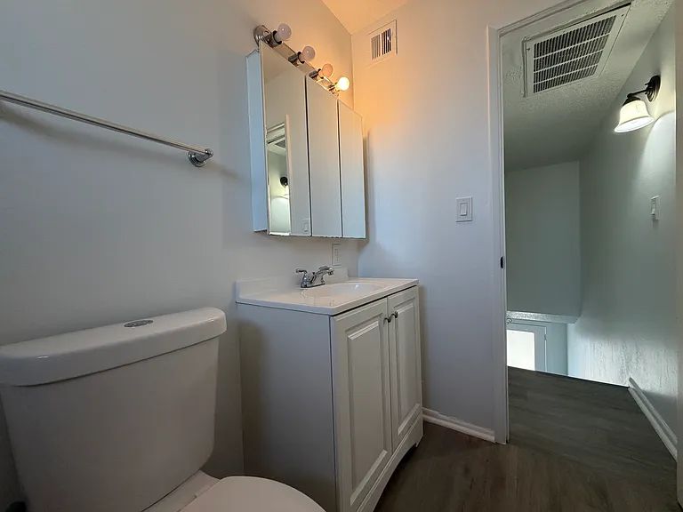 901 E Claremont St #4 — Photo 9