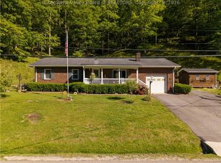 17413 Daniel Boone Pkwy, Peytona, WV 25154