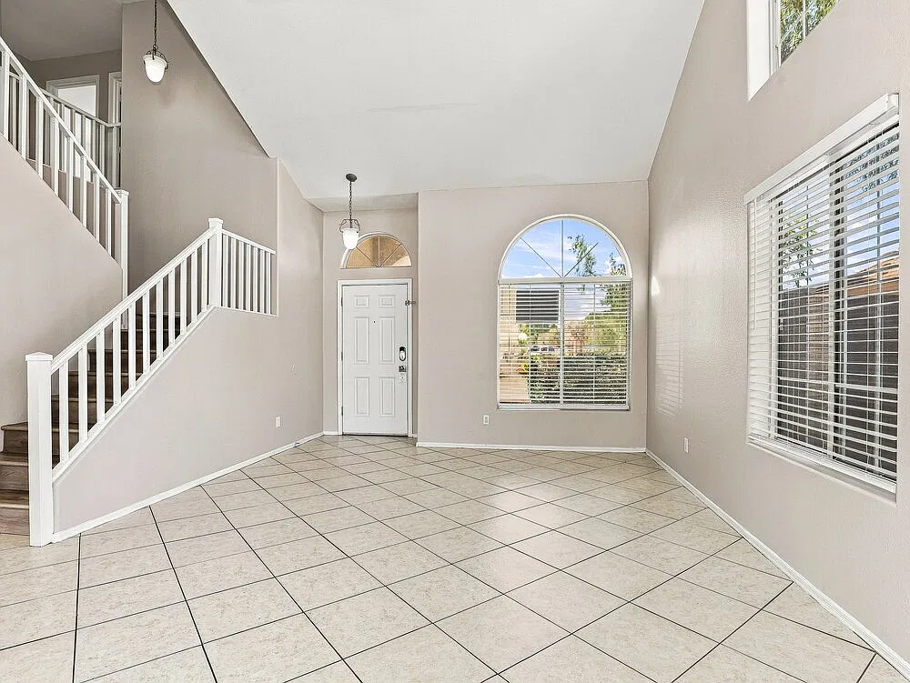 3 bed, 2.5 bath, 2061 sqft, $2,340 — Photo 4
