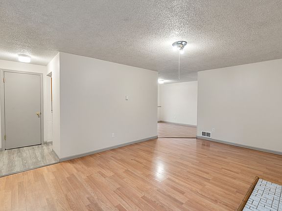 5th image of 744 W Marcy Ave