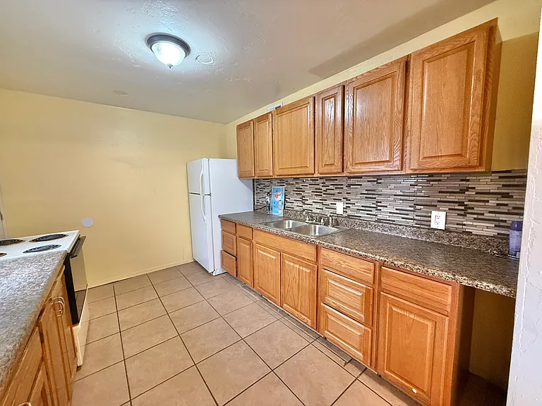 722 S Vaughn Ave — Photo 5