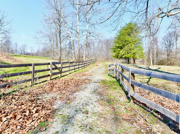 7460 E Robertson Rd, Trafalgar, IN 46181