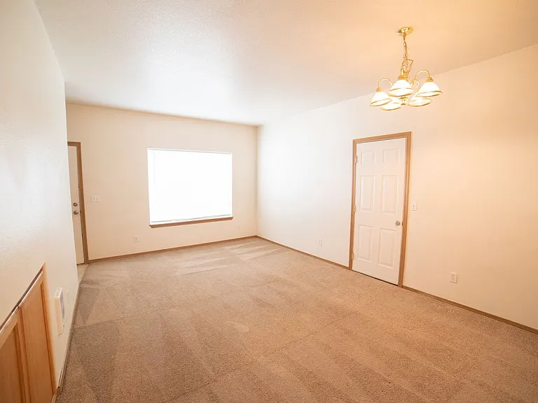 370 N Douglas St — Photo 6