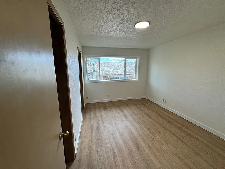 708 NE Avery St — Photo 13